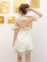 Robe courte à bretelles sans manches avec col suspendu et fleurs